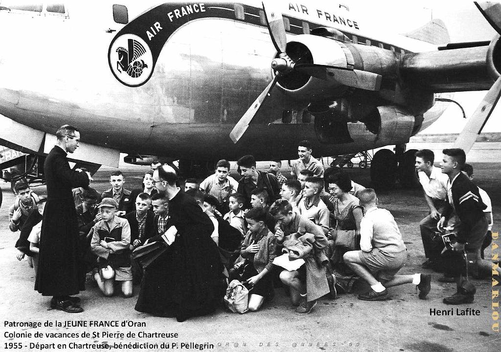 COLO JEUNE FRANCE 1955 depart en Chartreuse, benediction du P. Pellegrin.jpg